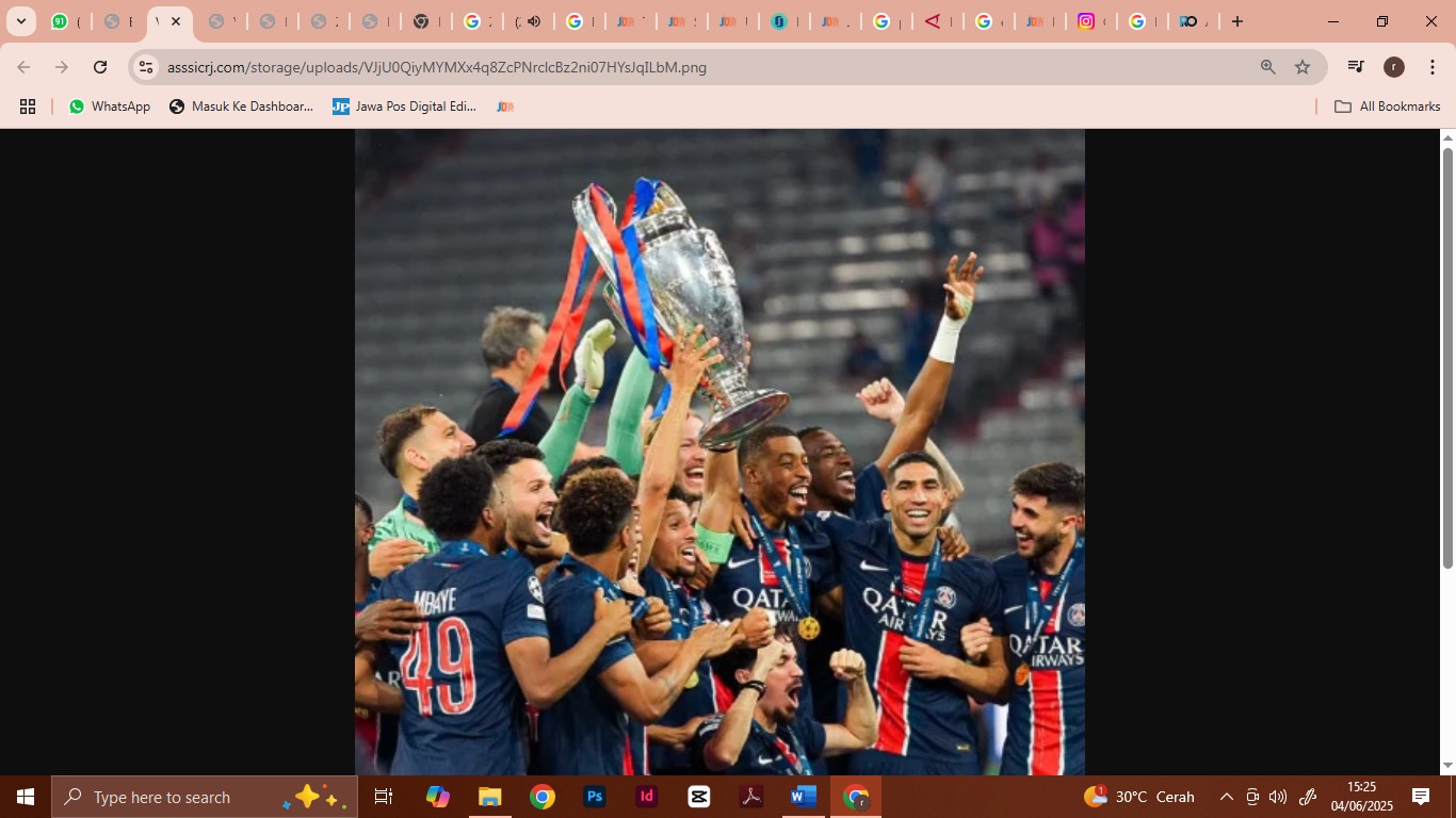 Pemain PSG angkat piala Liga Champions 2025 setelah menumbangkan inter milan 5-0