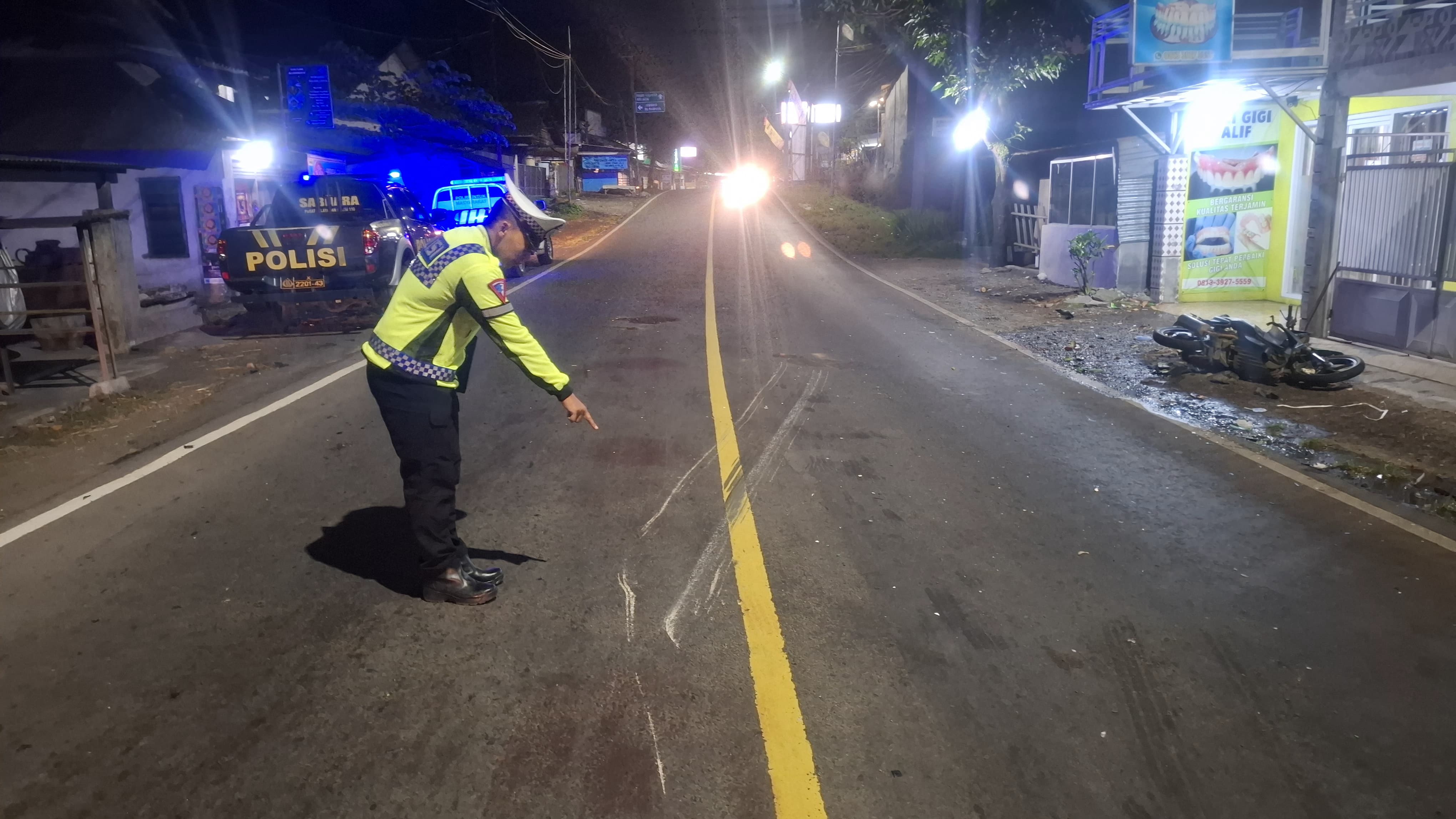 Anggota Satlantas Polres Jember saat olah TKP kecelakaan di jalan raya di Desa/Kecamatan Pakusari, Jumat (6/6/2025) dini hari. (Satlantas Polres Jember)