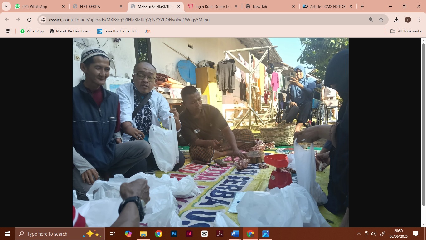 MEGA SILVIA/RADAR JEMBER INDAHNYA BERBAGI: Anggota Perpenca Kaliwates memotong dan membagi rata daging kambing kurban hasil patungan mereka dan dibagikan ke sesama disabilitas, Jumat (6/6/2025)