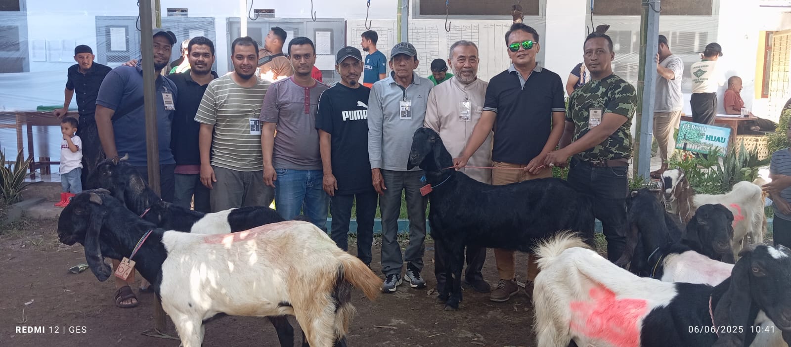 Al Irsyad Al Islamiyah kampung Arab Bondowoso melakukan penyembelihan hewan kurban sebanyak 56 ekor kambing dan 12 ekor sapi (EKO SAPUTRO)
