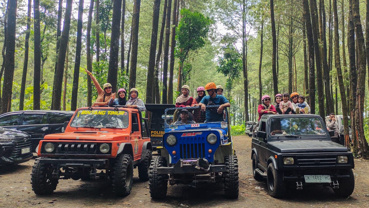 SIAP BERANGKAT: Start di Kalipinus Poncokusumo, mobil 4x4 itu akan mengantarkan wisatawan ke jalur erupsi Gunung Semeru di Desa Sumberwuluh, Kecamatan Candipuro, Kecamatan Lumajang.