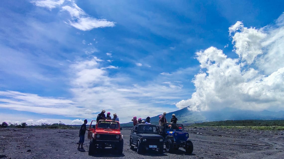 SERU: Sejumlah pengunjung objek wisata Kalipinusan Poncosumo saat menikmati petualangan mengendarai mobil jeep.
