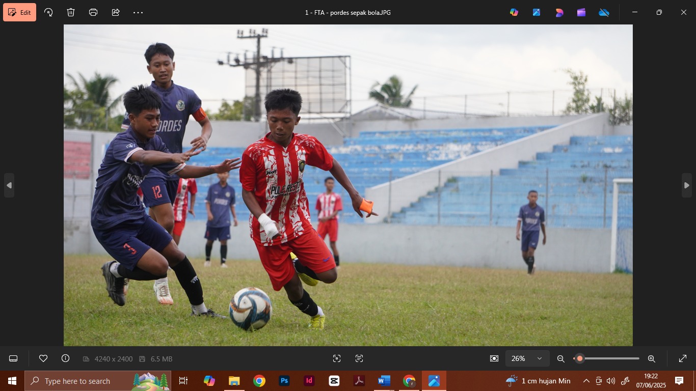 YULIO FA/RADAR JEMBER  DUEL SENGIT: Pemain Young Star FC (kanan) mencoba menerobos pertahanan Pordes pada laga semi final Piala Soeratin U15 Jember di Stadion Notohadinegoro, Sabtu (7/6).