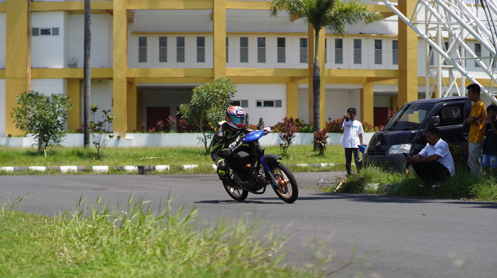 Atlet Road Race Jember menggelar latihan di kompleks Stadion JSG beberapa waktu lalu. Mereka akan berlaga terlebih dahulu sebelum pembukaan Porprov Jatim yang digulirkan 28 Juni. (YULIO FA/RJ)