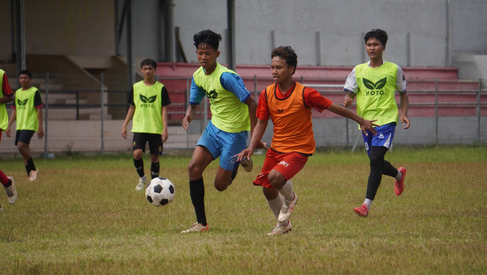 Para punggawa Persid U17 berusaha menunjukkan performa terbaik saat latihan di Stadioan Notohadinegoro, kemarin (8/6). (YULIO/RADAR JEMBER)