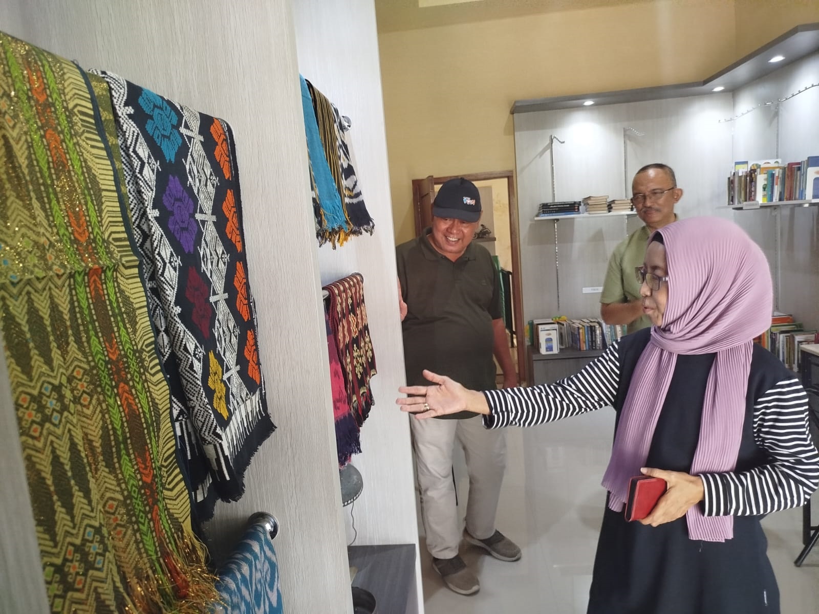 KOLEKSI TENUN INDONESIA: Para pensiunan tenaga pendidikan SMKN di Jember berkunjung ke Perpustakaan Museum Telu sekaligus menyumbang buku untuk museum yang berada di Perumahan Puri Bunga Nirwana