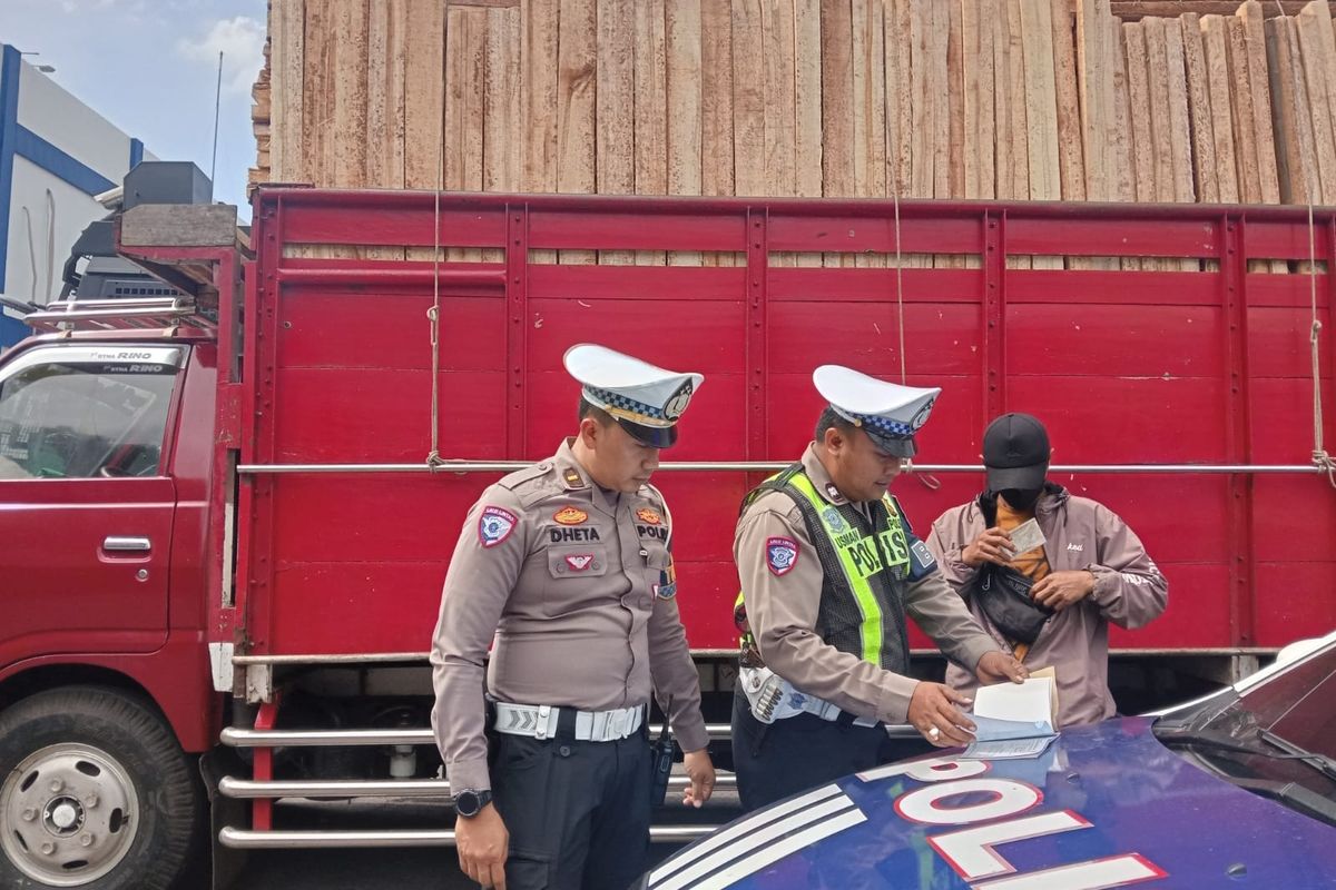 Satlantas Polres Lumajang saat mengamankan truk oleng di salah satu pabrik kayu, Senin (9/6/2025). (M Huda)