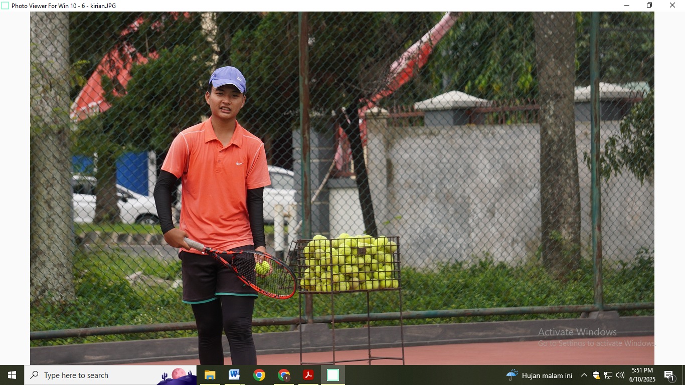 YULIO FA/RADAR JEMBER LATIHAN: Atlet tenis, Sultan Kafi Delon yang menjadi tumpuan Jember pada Porprov Jatim 2025, sebab terdapat tiga atlet senior yang pengalaman di Porprov memilih tidak ikut.&nbsp;