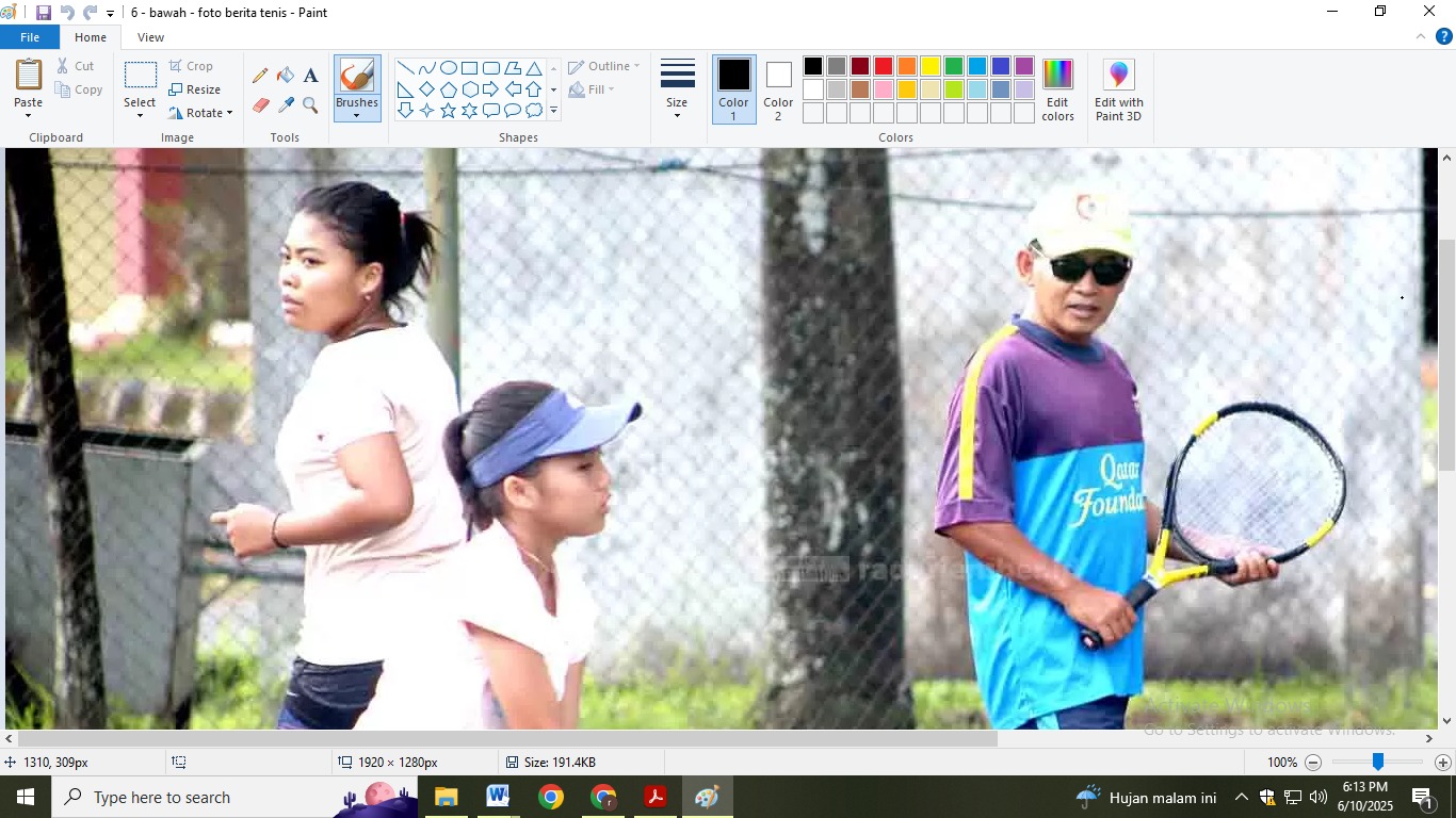 TINGGAL KENANGAN: Pelatih Tenis Jember Heri Riyono (kanan) saat mendampingi anak didiknya Chofifah (kiri belakang) untuk persiapan Porprov 2022 lalu. (DWI SISWANTO)