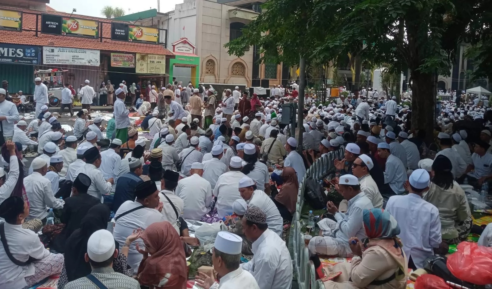 Jemaah dari dalam dan luar kota memadati acara Haul Habib Abu Bakar Assegaf di Gresik. Tahun ini ada sejumlah tempat parkir yang telah disiapkan.