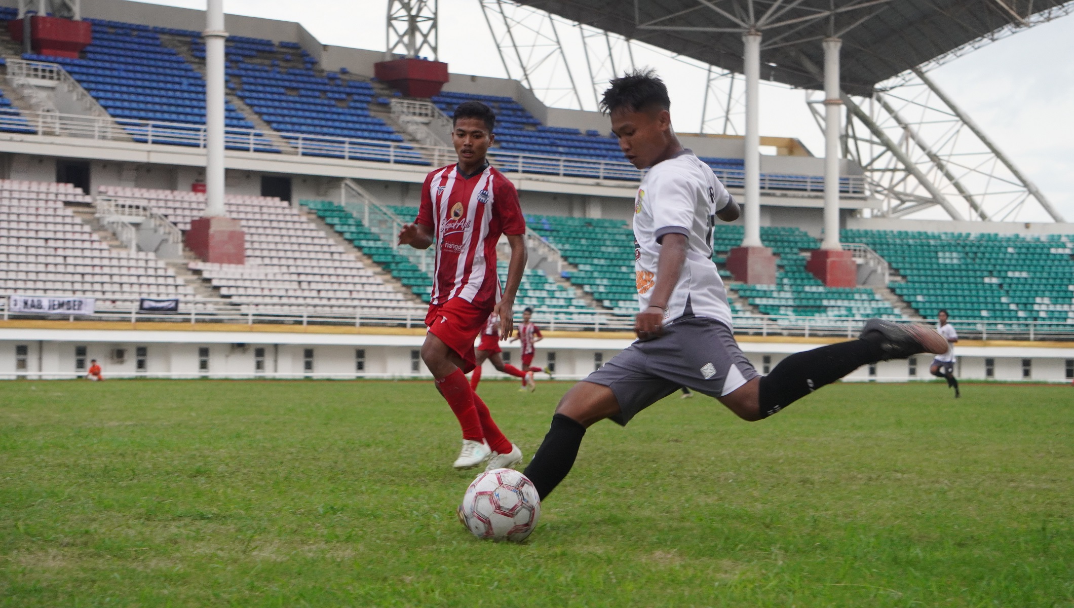 Pemain sepak bola Porprov Jember (kanan) saat bertanding di Pra-Porprov Jatim di Stadion JSG, beberapa waktu lalu. Pada Porprov nanti, Jember satu grup dengan tuan rumah Kota Malang.