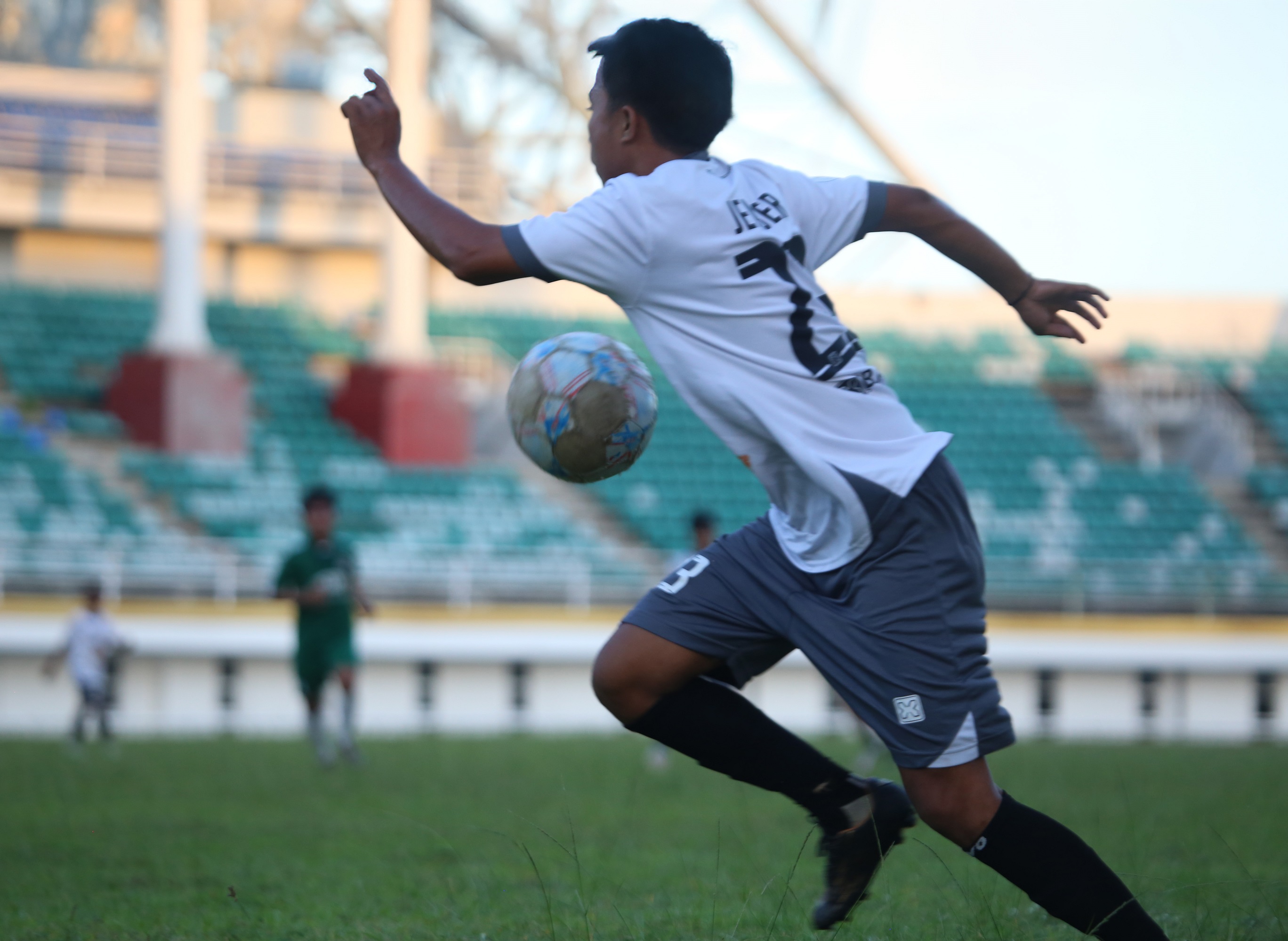 Pesepak bola Porprov Jember menerima bola pada laga uji coba lawan DSA, Rabu 11 Juni lalu. Cukup menyedihkan sebab mereka berlatih menggunakan bola usang.