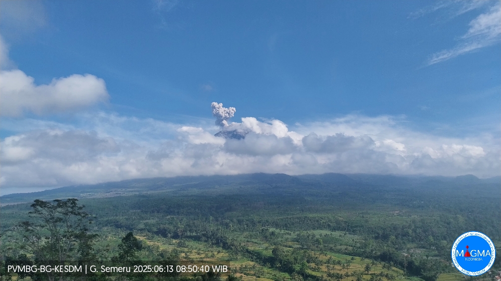 Gunung Semeru di Lumajang, Jatim, erupsi pada Jumat pagi, 13 Juni 2025. Dalam sehari, gunung tertinggi di Pulau Jawa ini erupsi sebanyak 5 kali.