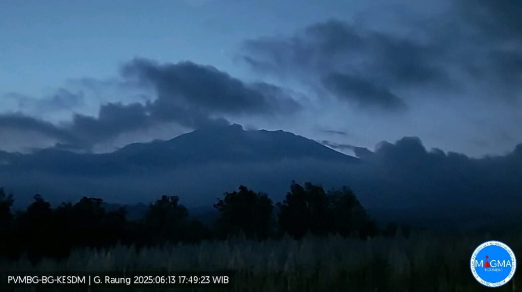 Gunung Raung saat erupsi setinggi 750 meter, Jumat sore, 13 Juni 2025.