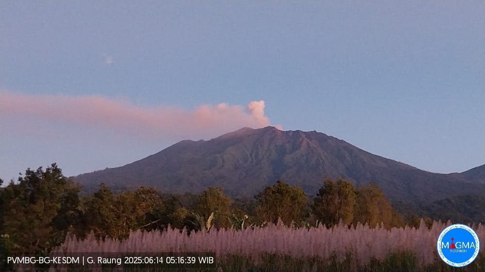 Gunung Raung mengalami erupsi pada Sabtu, 14 Juni 2025. Kolom abu terpantau setinggi 1.000 meter dari atas puncak.