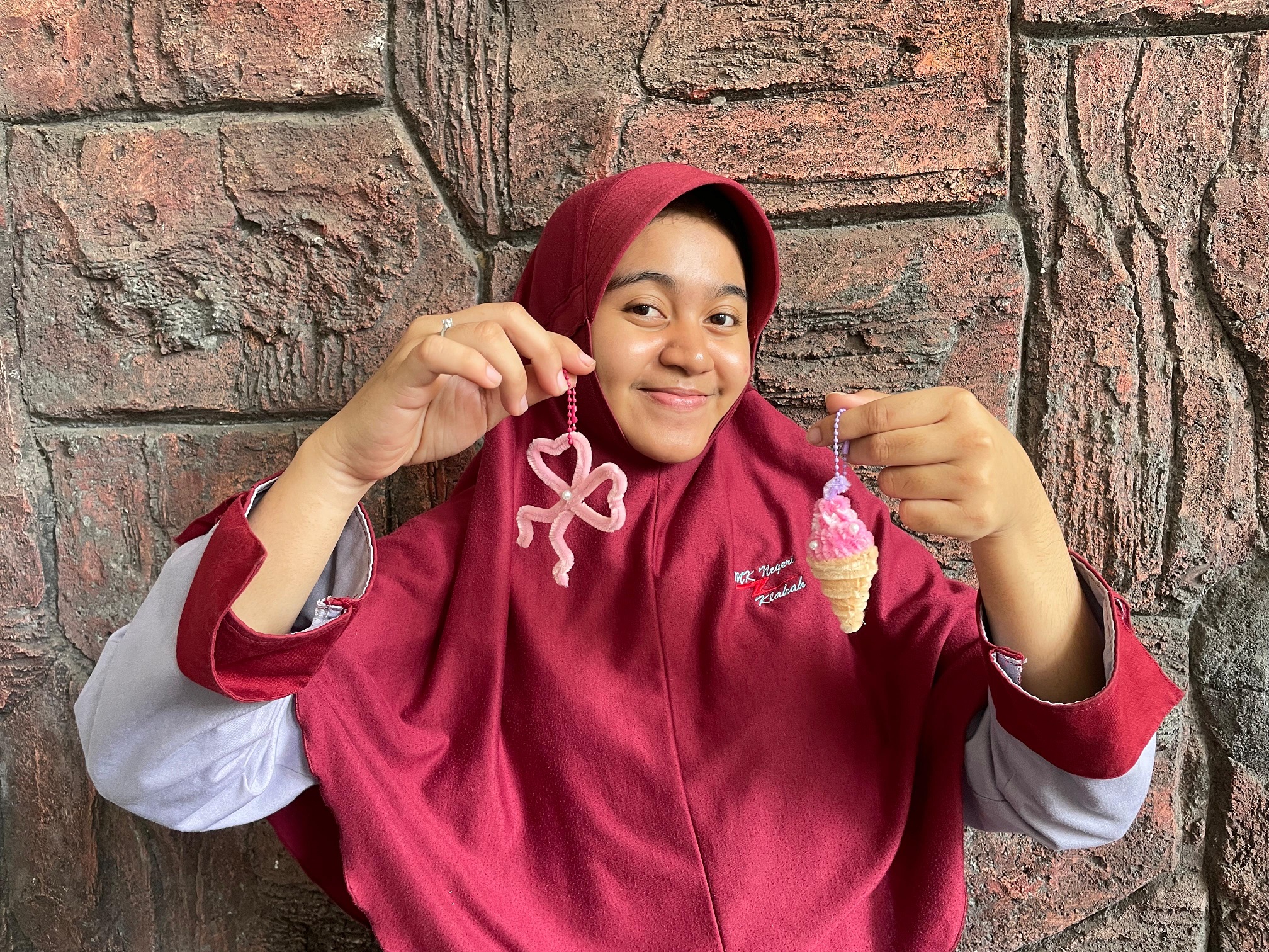 Salah satu remaja yang sukses membuat gantungan kunci dari kawat bulu dan bisa menghasilkan cuan.