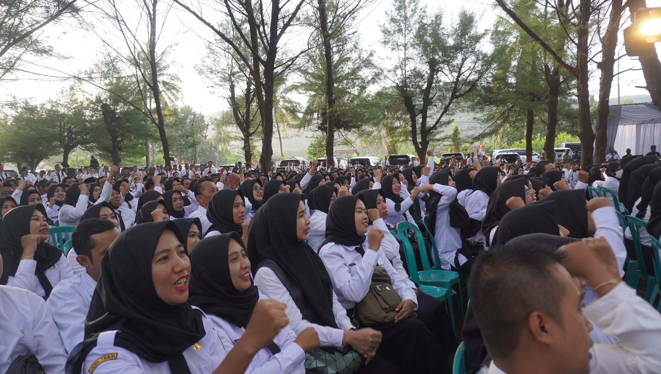 Para PPPK Pemkab Jember yang baru menerima SK pengangkatan dari Bupati Jember Muhammad Fawait di Pantai Watu Ulo, awal bulan ini. Nantinya mereka akan dievaluasi rutin.