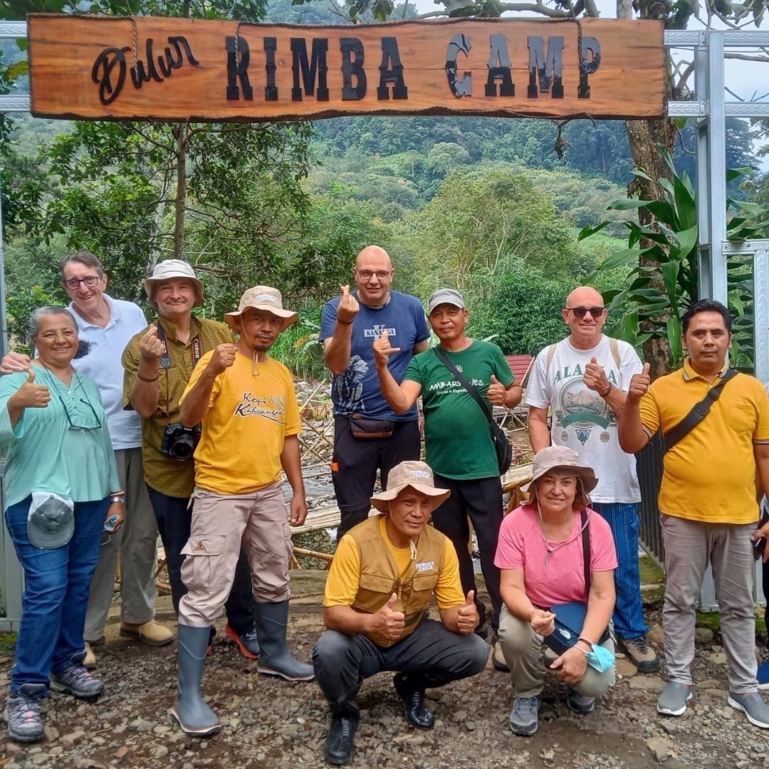 Enam bule asal Spanyol saat berfoto bersama di sekitar kawasan Agrowisata Boma Gunung Pasang Panti Jember. Mereka lihat langsung teknik penyadapan karet hingga cicipi nikmatnya kopi.