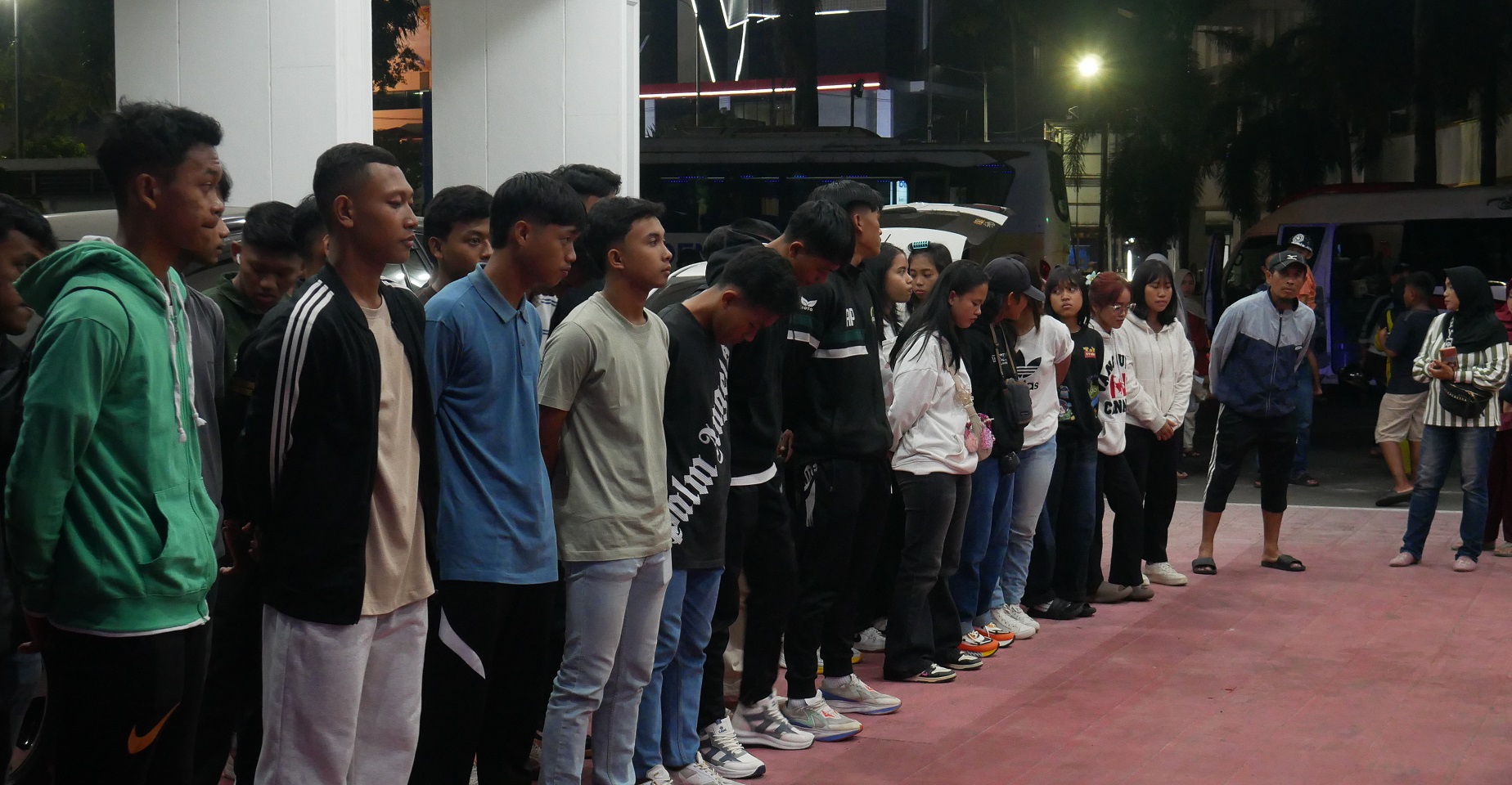 Puluhan atlet sepak bola putra dan putri Jember saat pelepasan tim ke Porprov Jatim di Pemkab Jember, Selasa malam (17/6/2025).