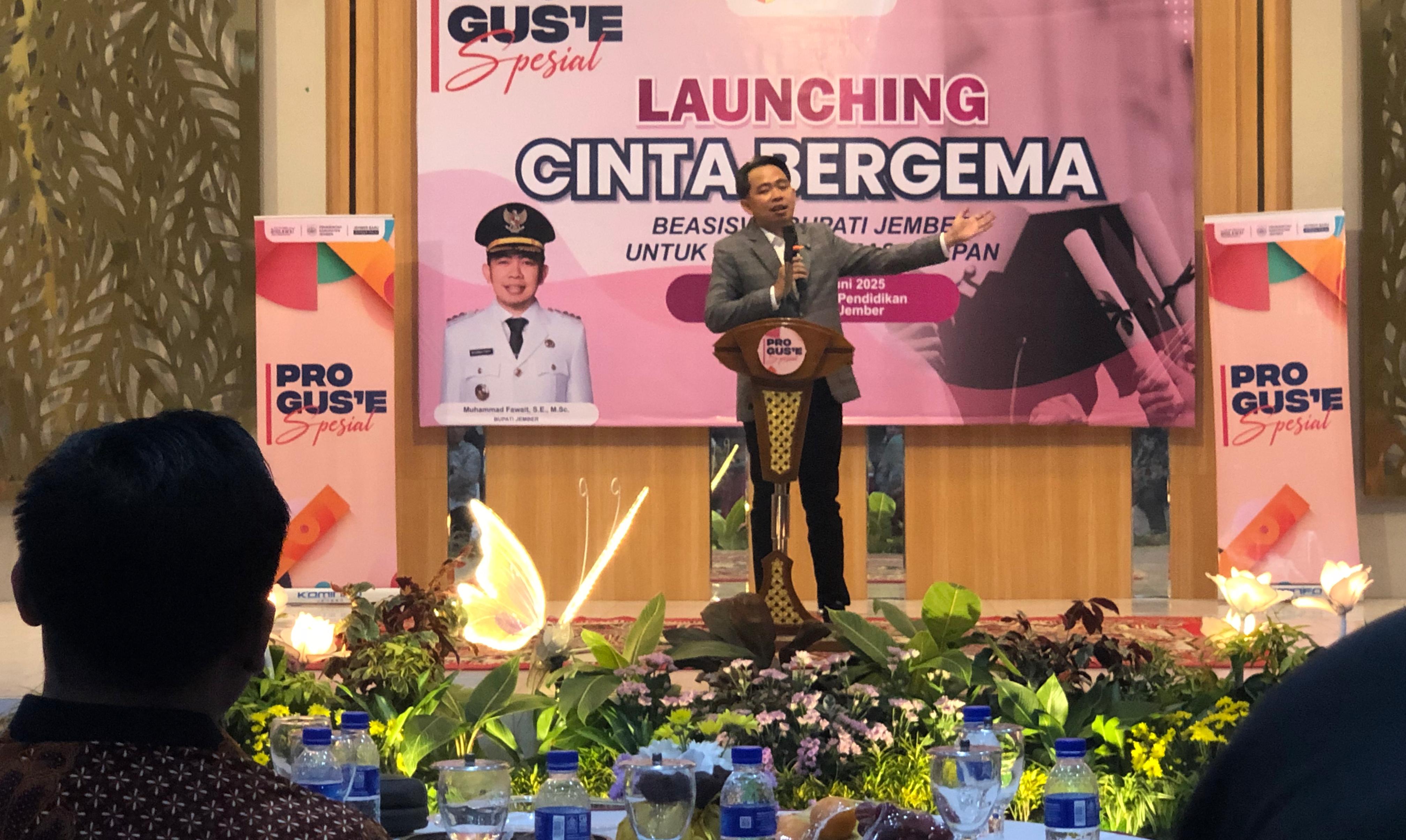 Bupati Jember Gus Fawait saat melaunching beasiswa pendidikan Cinta Bergema untuk mahasiswa Jember di Aula Pendidikan Dispendik Jember, Rabu (18/6/2025).