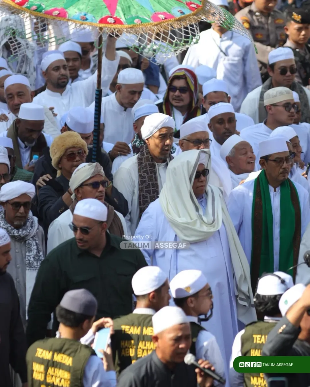 Sejumlah ulama besar dari beragam daerah saat Haul Habib Abu Bakar Assegaf Gresik 2025. Jemaah pun bercerita selalu rindu suasana haul.