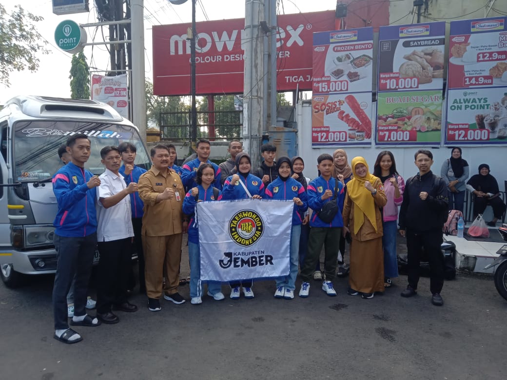 Atlet taekwondo Jember berfoto bersama Kepala Dispora Jember sebelum berangkat ke Porprov Jatim IX 2025. Mereka menargetkan emas dan perak.