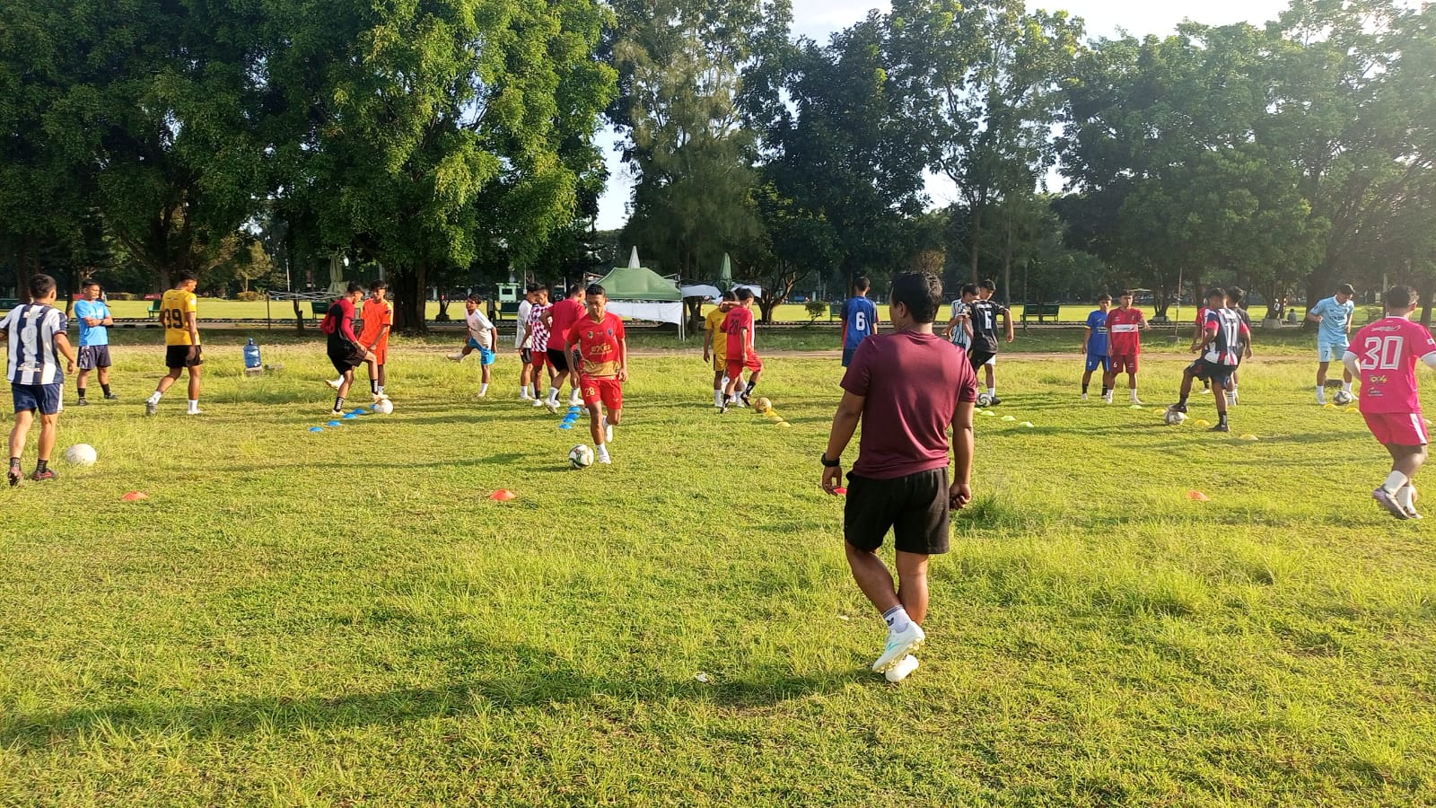 Para pemain sepak bola Jember saat berlatih di Lapangan Rampal Malang, Rabu (18/6/2025). Pada laga perdana, Jember akan melawan tuan rumah Kota Malang.