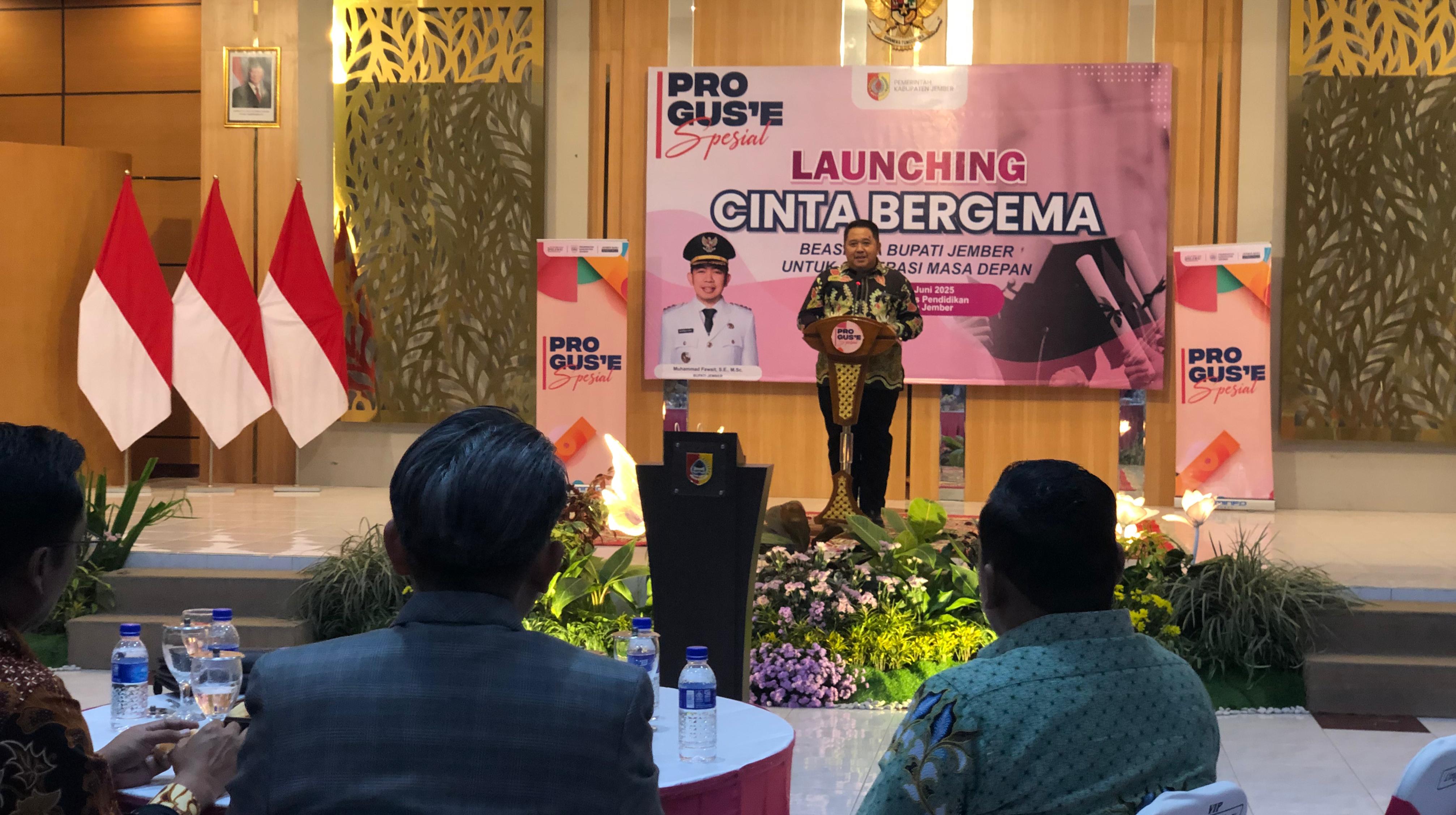 Kepala Dinas Pendidikan Jember Hadi Mulyono saat menjelaskan progam Beasiswa Cinta Bergema di Aula Dispendik Jember, Rabu (18/6/2025). Berikut ini syarat umum, khusus, dan jalur.