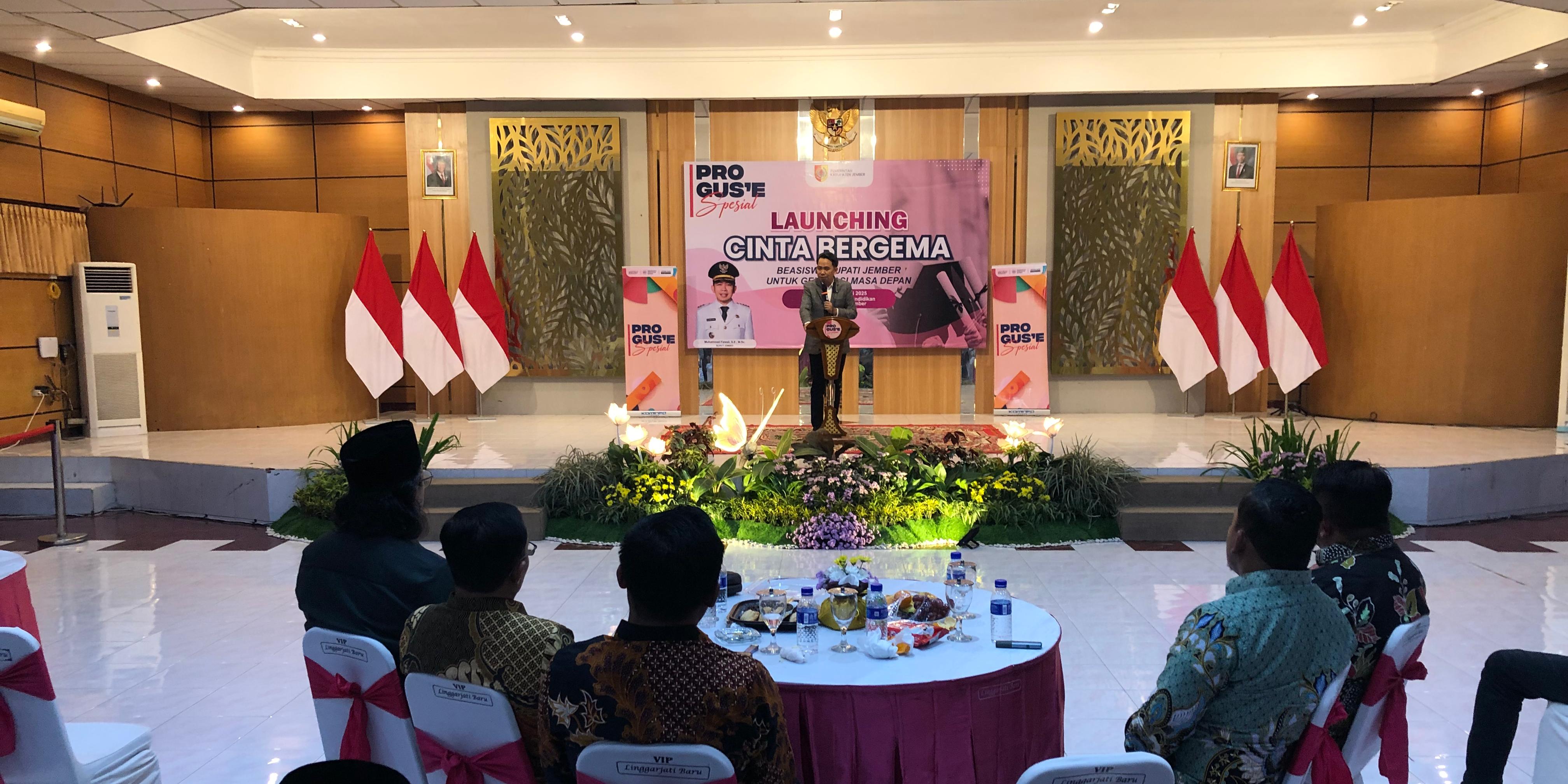 Bupati Jember Gus Fawait usai meluncurkan program beasiswa Cinta Bergema, Rabu (18/6/2025). Tahapan sosialisasi beasiswa pun sudah dimulai.