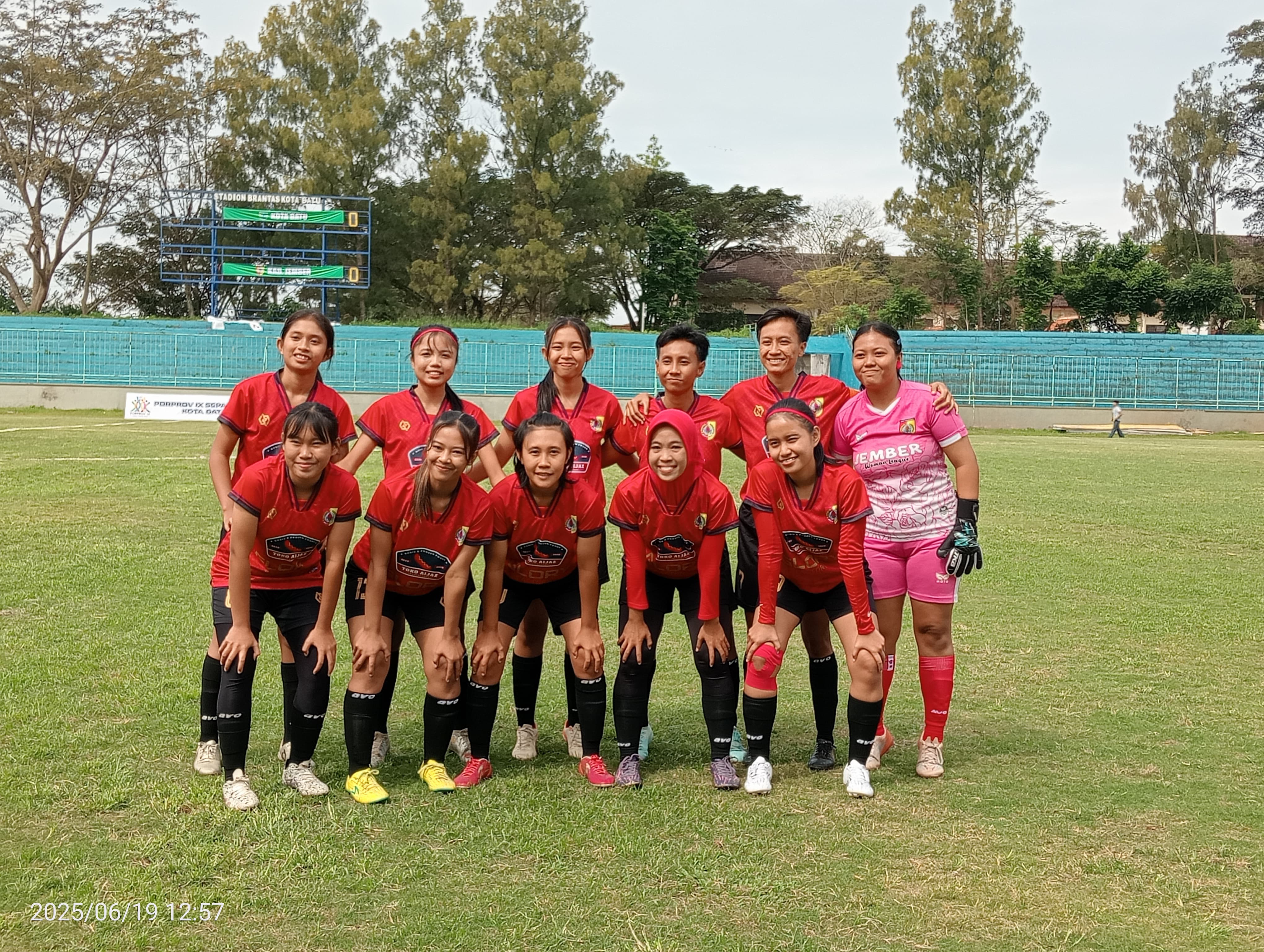 Skuad sepak bola putri Jember untuk Porprov Jatim 2025. Laga pembuka, Jember berhasil mengimbangi perlawanan tuan rumah Kota Batu di Stadion Brantas, Kota Batu.