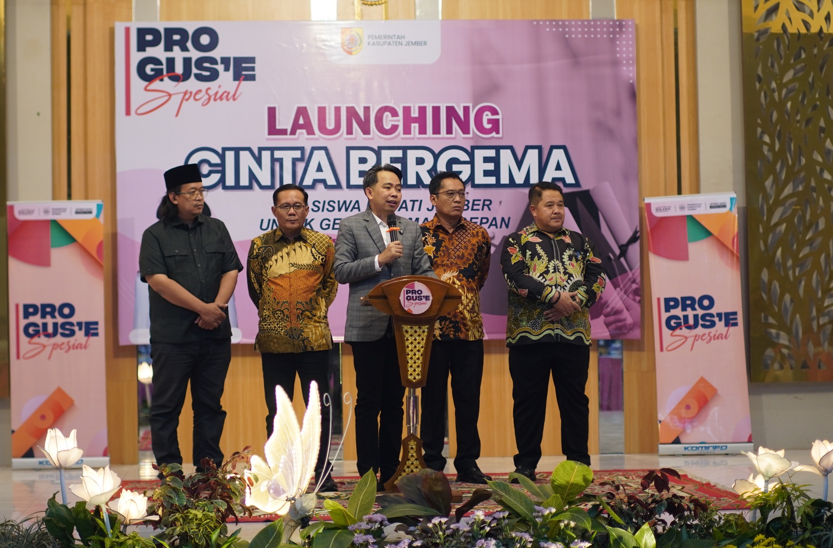 Bupati Jember Muhammad Fawait saat menjelaskan program Beasiswa Cinta Bergema di Aula Dispendik Jember. Penerima beasiswa ini pun diperluas.