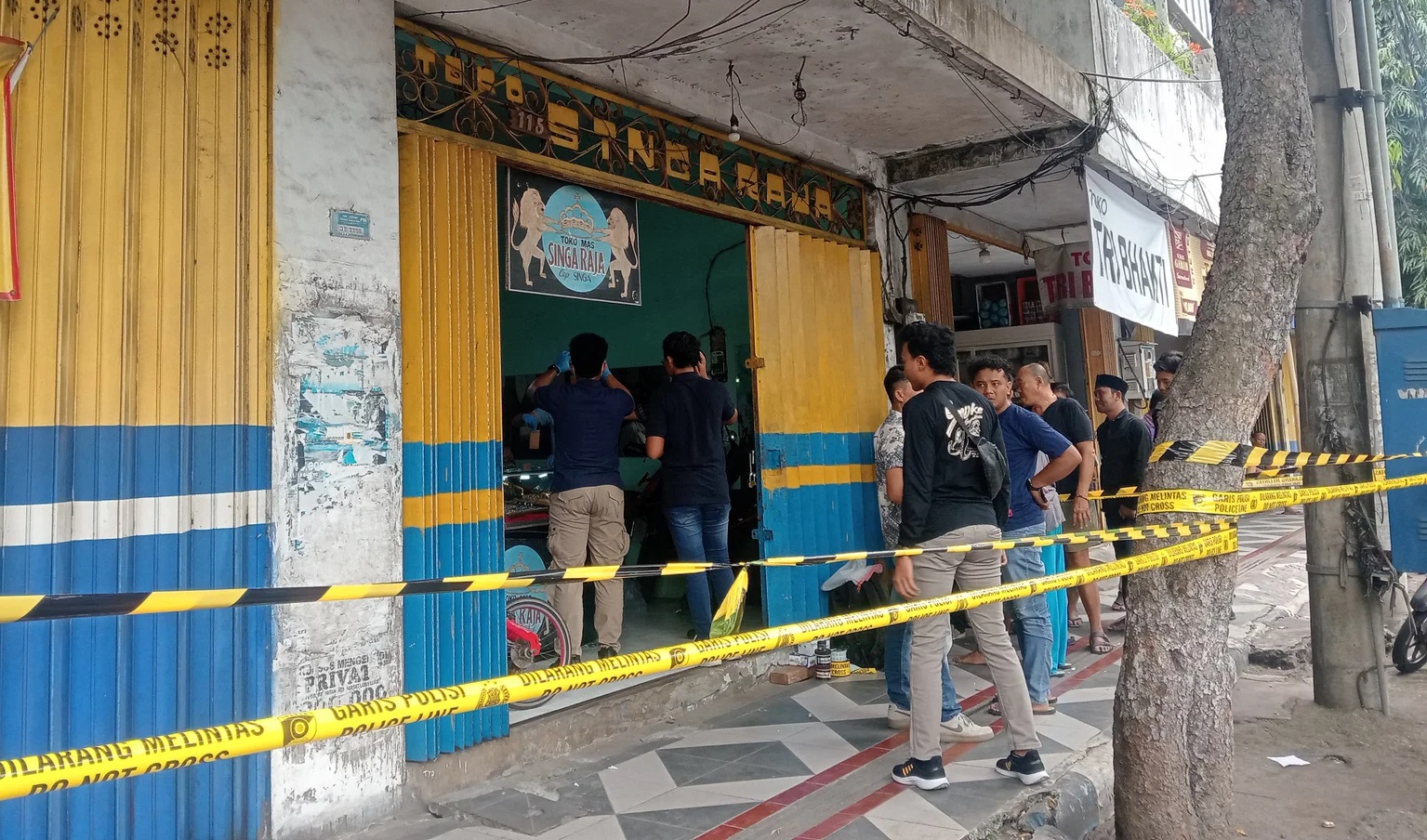 Sejumlah petugas Polres Lumajang saat melakukan olah TKP toko emas Singa Raja yang dirampok di persimpangan Jalan PB Sudirman Lumajang.