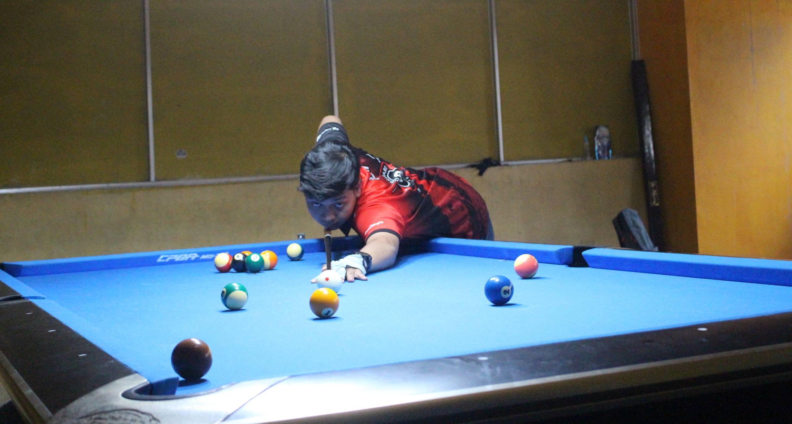 Atlet biliar Lumajang saat berlatih biliar di Kelurahan Kepuharjo, Kecamatan/Kabupaten Lumajang. Ini memerlukan perpaduan antara kemampuan dan keterampilan.