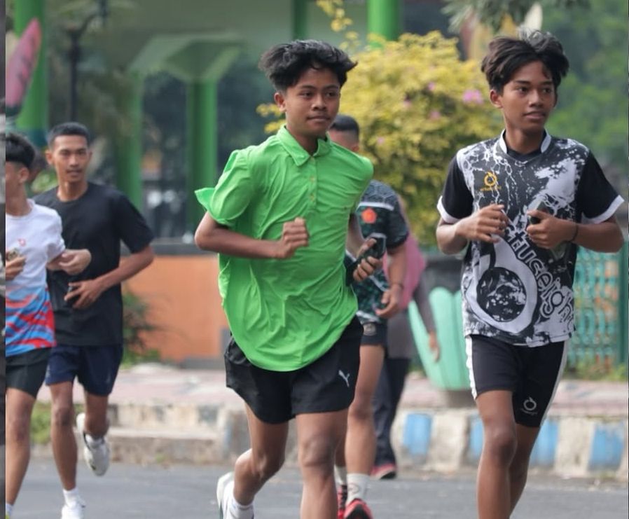 Sejumlah warga berlari dan menikmati suasana sore di Alun-Alun RBA Ki Ronggo Bondowoso.