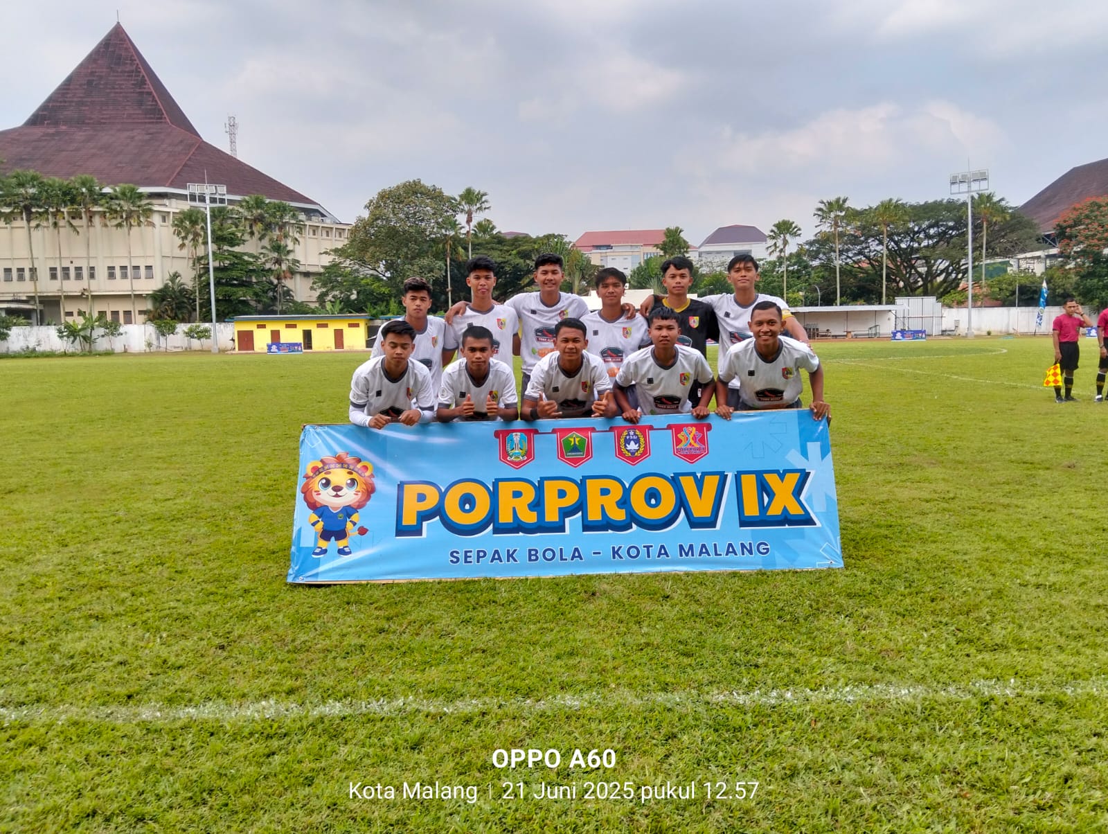 Skuad sepak bola putra Jember saat berfoto bersama sebelum bertanding melawan Lamongan di Lapangan Sepak Bola Universitas Negeri Malang, Sabtu (21/6/2025).
