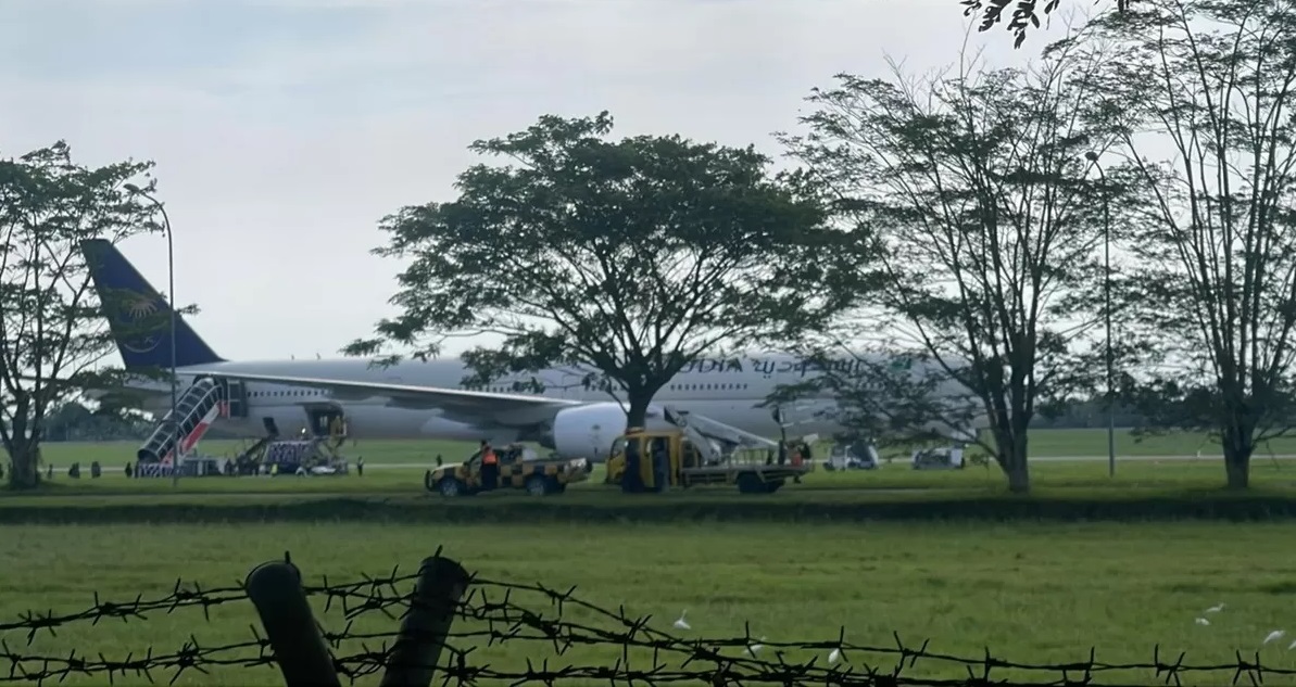 Pesawat Saudia Airlines yang mengangkut jemaah haji Jember mendarat darurat di Bandara Kualanamu, Deli Serdang, Sumatera Utara, setelah menerima ancaman bom, Sabtu (21/6/2025).