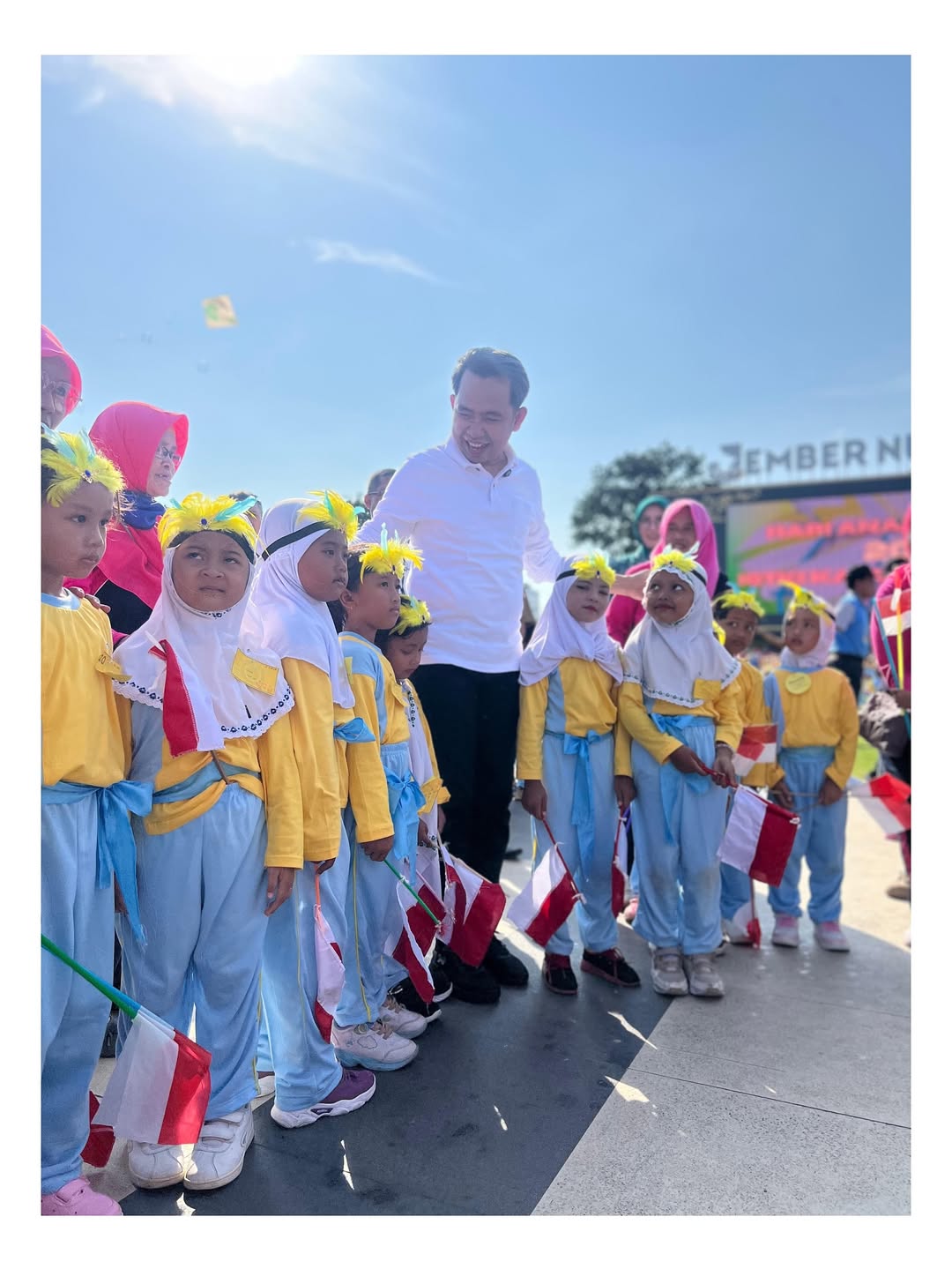 DUKUNG PENUH: Bupati Fawait, memberikan apresiasi kepada salah satu anak berprestasi, di sela-sela peringatan Hari Anak Nasional (HAN), di Alun-Alun Jember, kemarin (23/6).