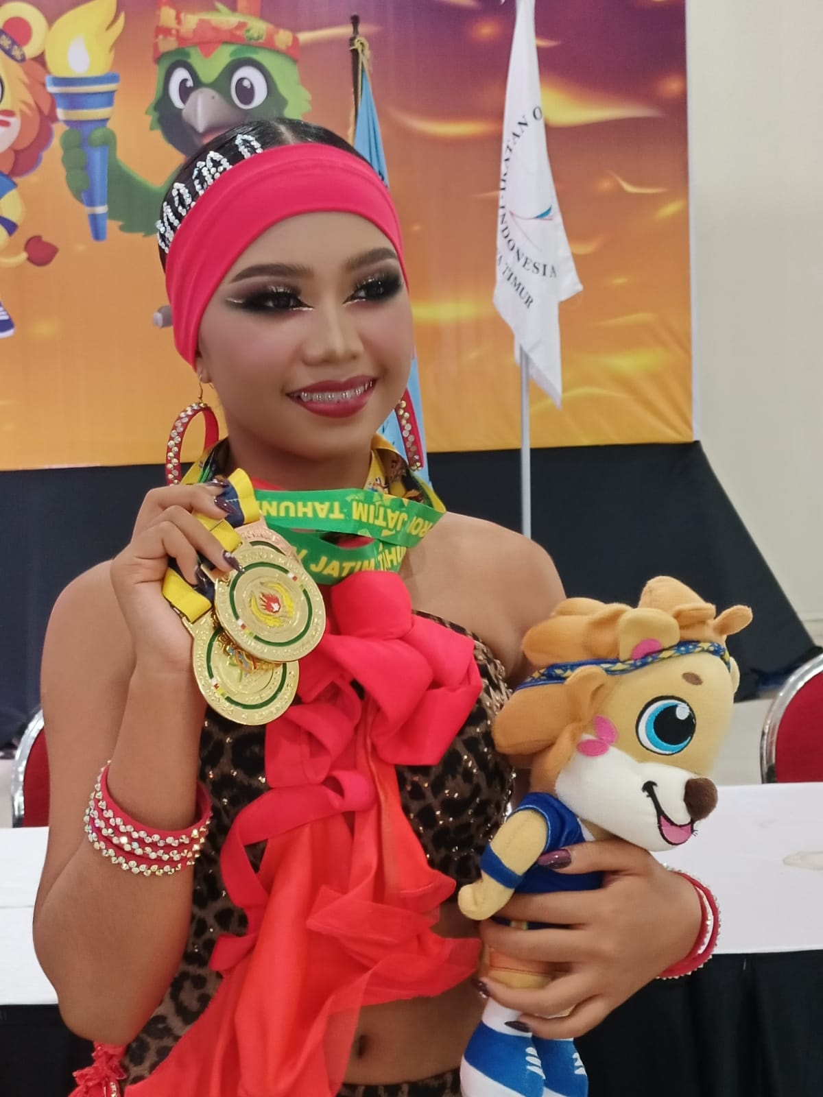 Atlet Dancesport Jember, Nanda Malika menunjukkan aksi memukau pada Porprov Jatim IX. Dia berhasil menyumbangkan dua medali emas untuk Kontingen Jember.
