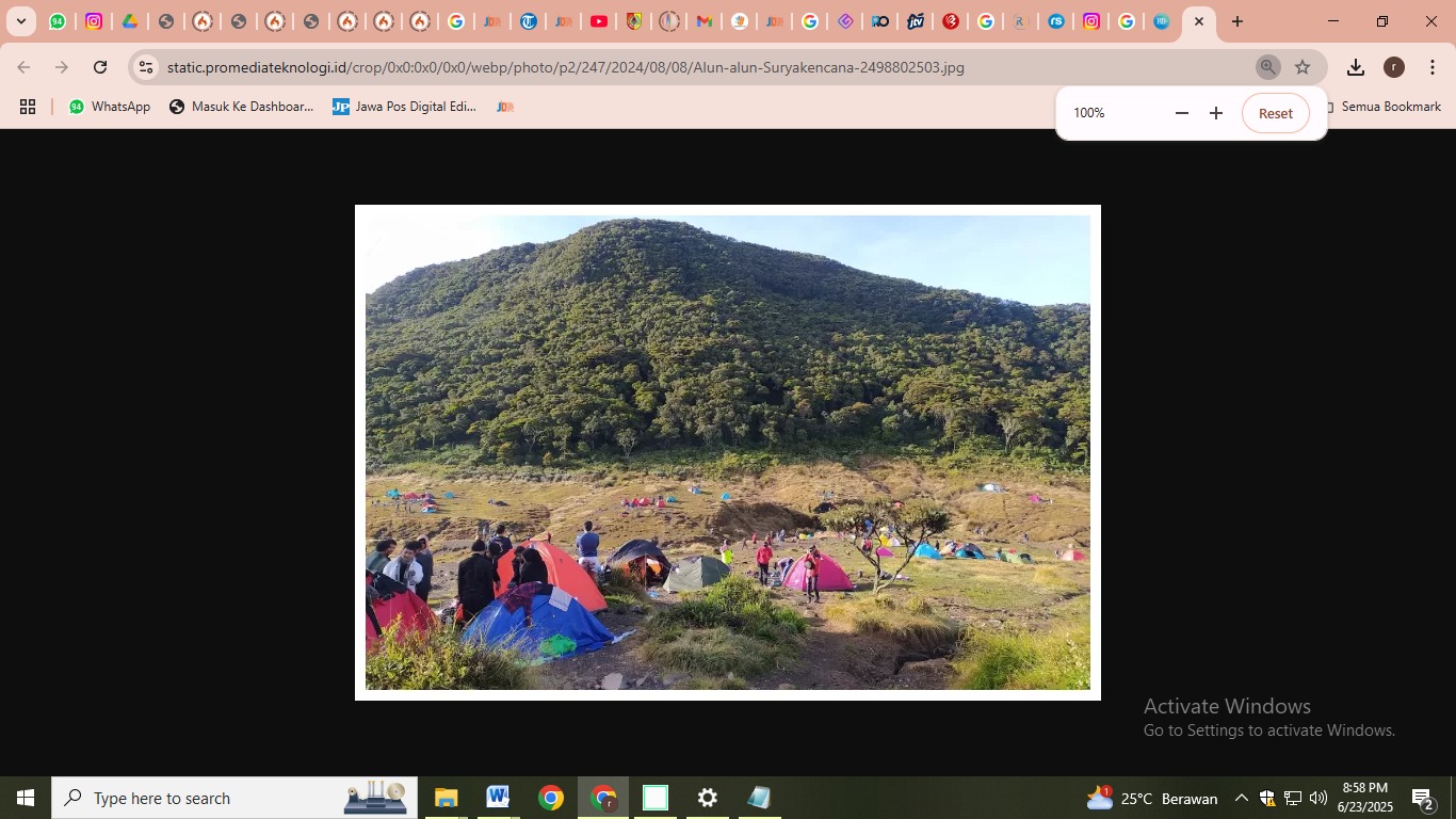 Alun-alun Suryakencana termasuk dalam Taman Nasional Gunung Gede Pangrango, yang terletak di Kecamatan Cugenang, Kabupaten Cianjur, Jawa Barat.