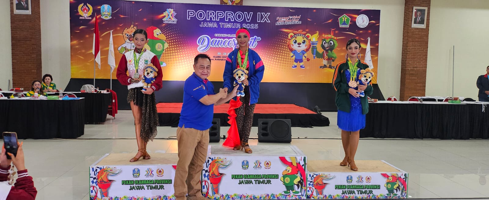 Nanda Malika Fauzia, atlet dancesport Jember menerima medali emas. Ini Medali emas pertama yang diraih kontingen Jember di Porprov Jatim 2025 di Malang Raya.