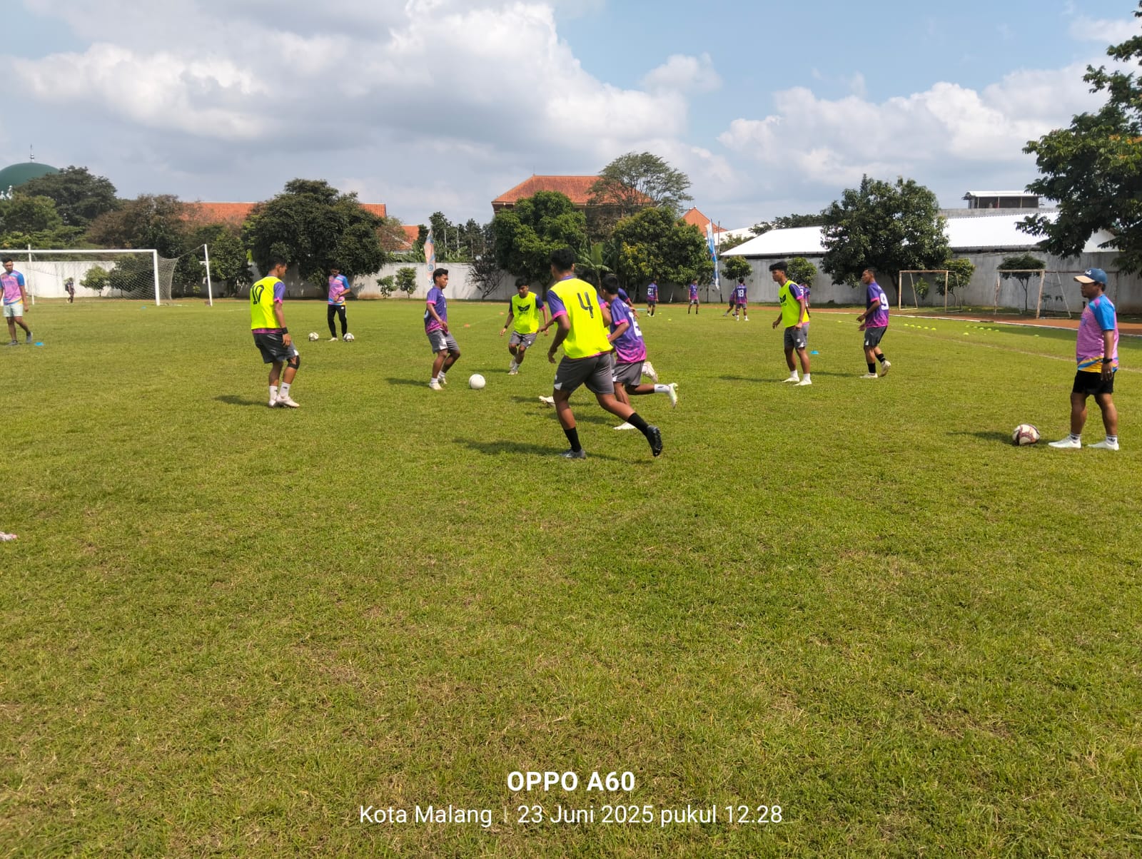 Pemain sepak bola putra Porprov Jember saat berlatih jelang laga Bojonegoro. Jember berhasil lolos ke babak selanjutnya.