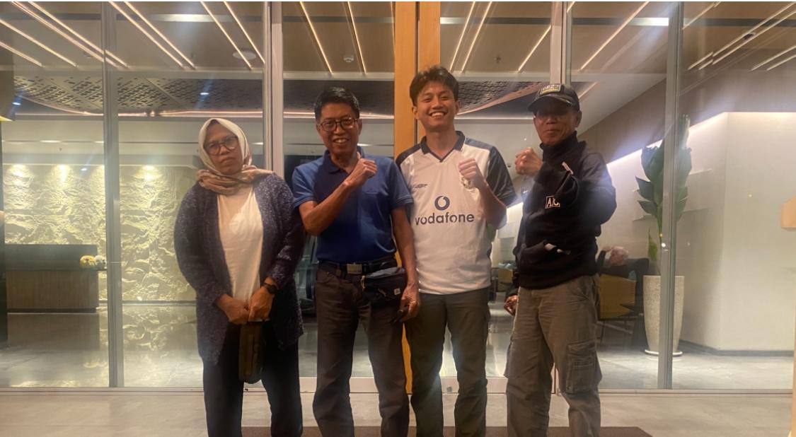 Menyambut Ketua Pelti Jember Subandi yang baru tiba dari Singapura
