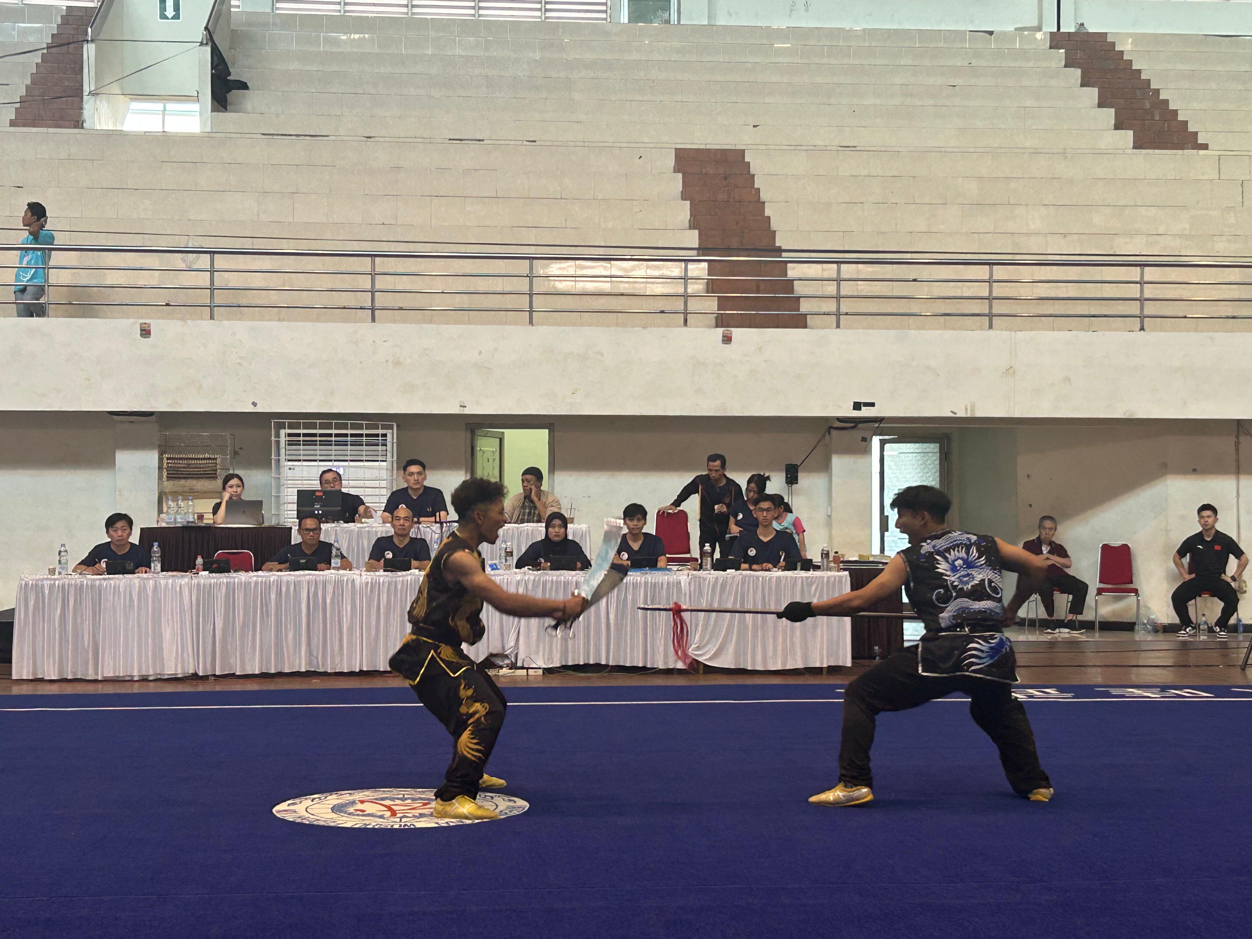 Atlet wushu Jember saat bertanding di Porprov Jatim IX 2025. Wushu juga menyumbangkan medali emas dan perak untuk Jember