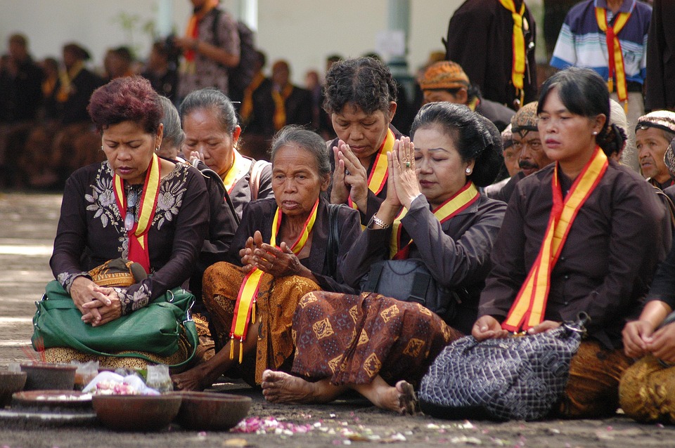 Tradisi masyarakat Jawa yang masih dipertahankan. Salah satu tradisi yang dipertahankan dan dipercayai memiliki banyak arti adalah 1 Suro.