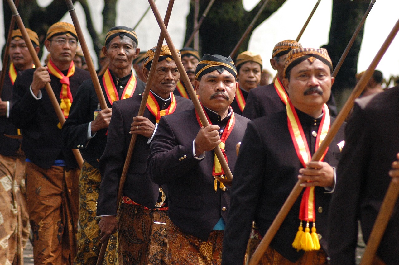 Tradisi Jawa yang masih dilakukan, salah satunya malam 1 Suro. Ini asal-usul, arti kata, dan maknanya