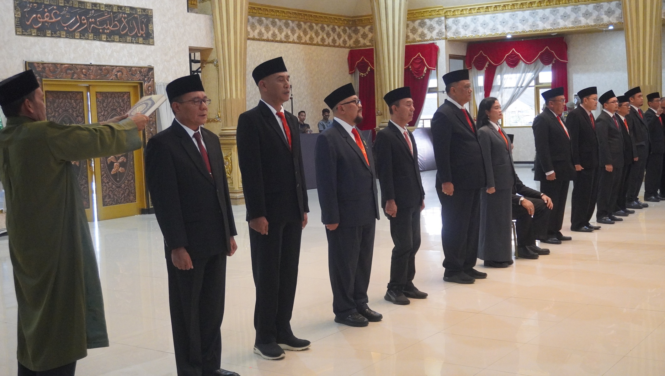Sejumlah pejabat Pemkab Jember diambil sumpah jabatannya pada Minggu 22 Juni kemarin. Bila Raperda KSOTK disahkan, maka juga muncul penyesuaian jabatan.