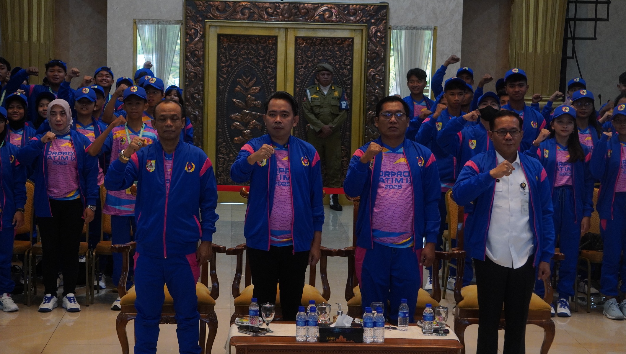 Bupati Jember Gus Fawait berfoto bersama jajaran Pemkab dan  kontingen Jember untuk berangkat ke Porprov Jatim 2025.