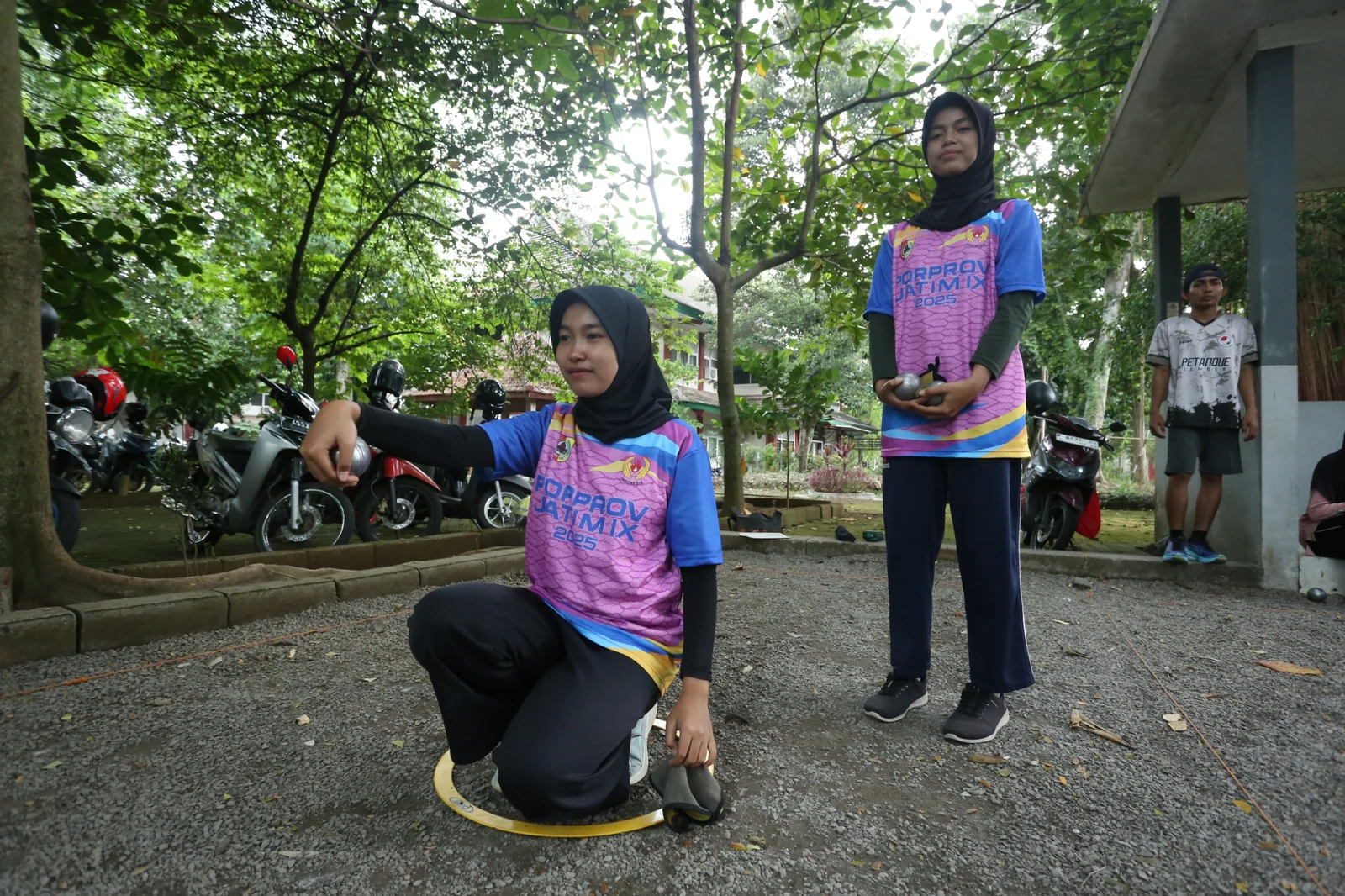 Atlet Petanque kontingen Jember jalani latihan terakhir di lapangan parkir Faperta Unej sebelum berlaga di Porprov Jatim 2025 di Malang Raya.&nbsp;Ada 7 atlet yang akan turun.