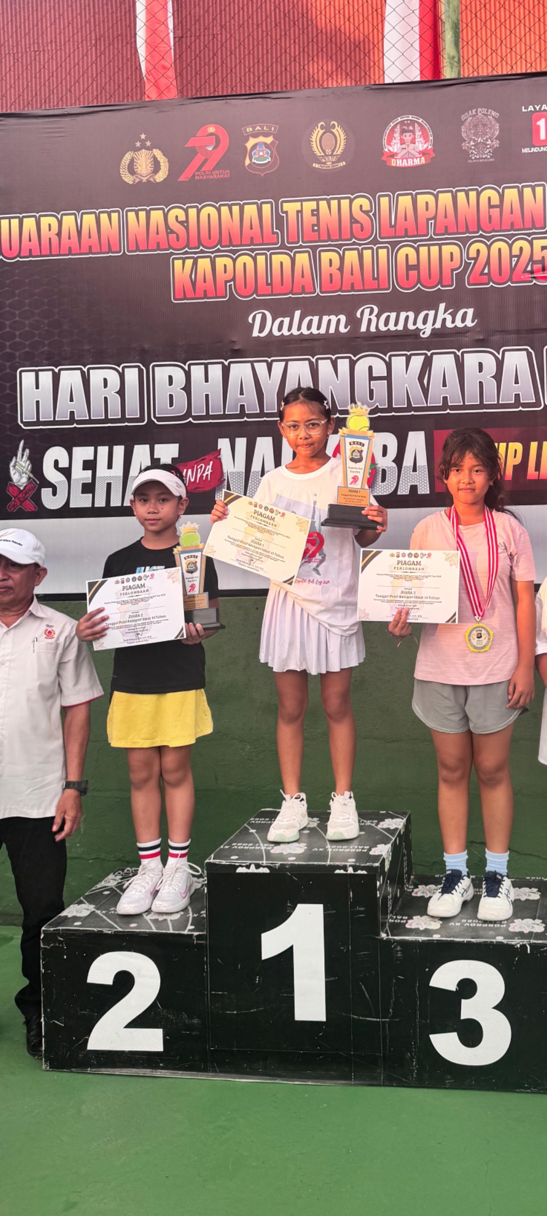 Atlet tenis junior jember Prunella (kiri - hitam) keluar sebagai juara 2 di tunggal junior putri.