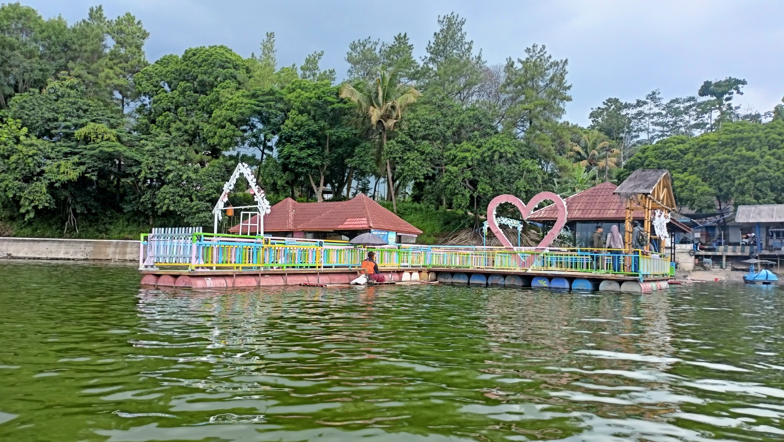 SPOT FOTO: Rumah apung yang berada di Ranu Klakah, di sana juga terdapat sejumlah tempat kuliner dengan menu utama ikan air tawar.